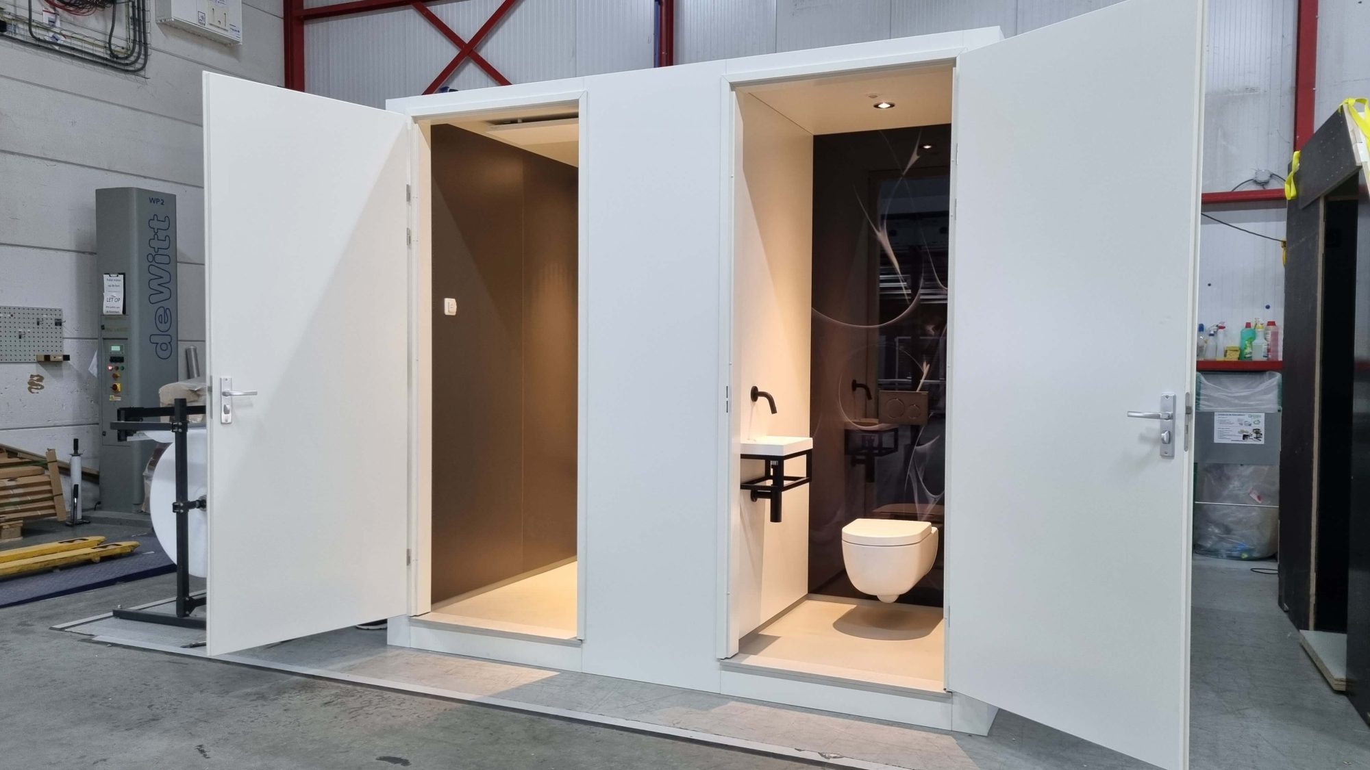 Toilet en toiletmeubel met deuren in werkplaats