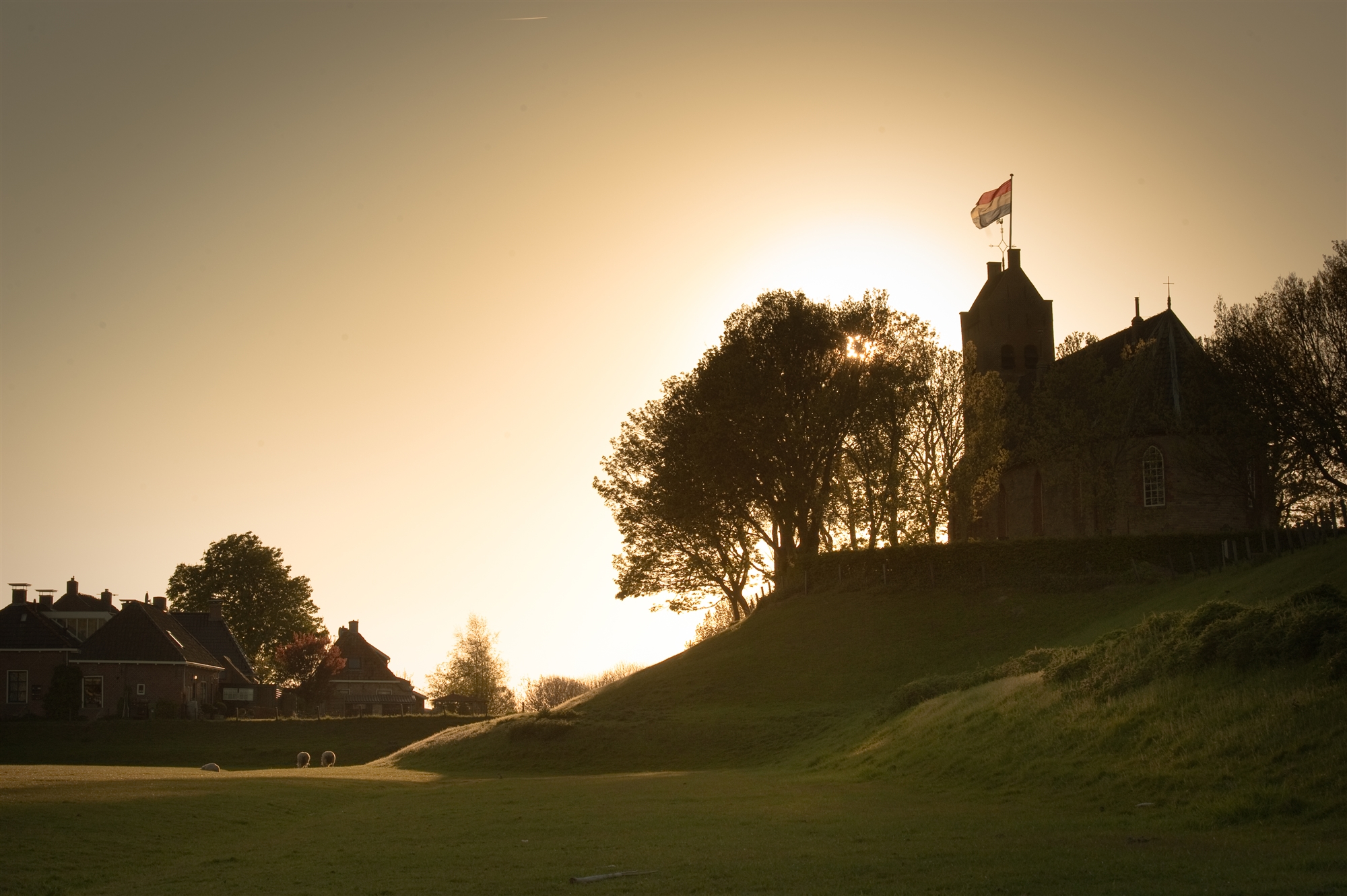 Kerk terp dorp Friesland groen wonen werken leven
