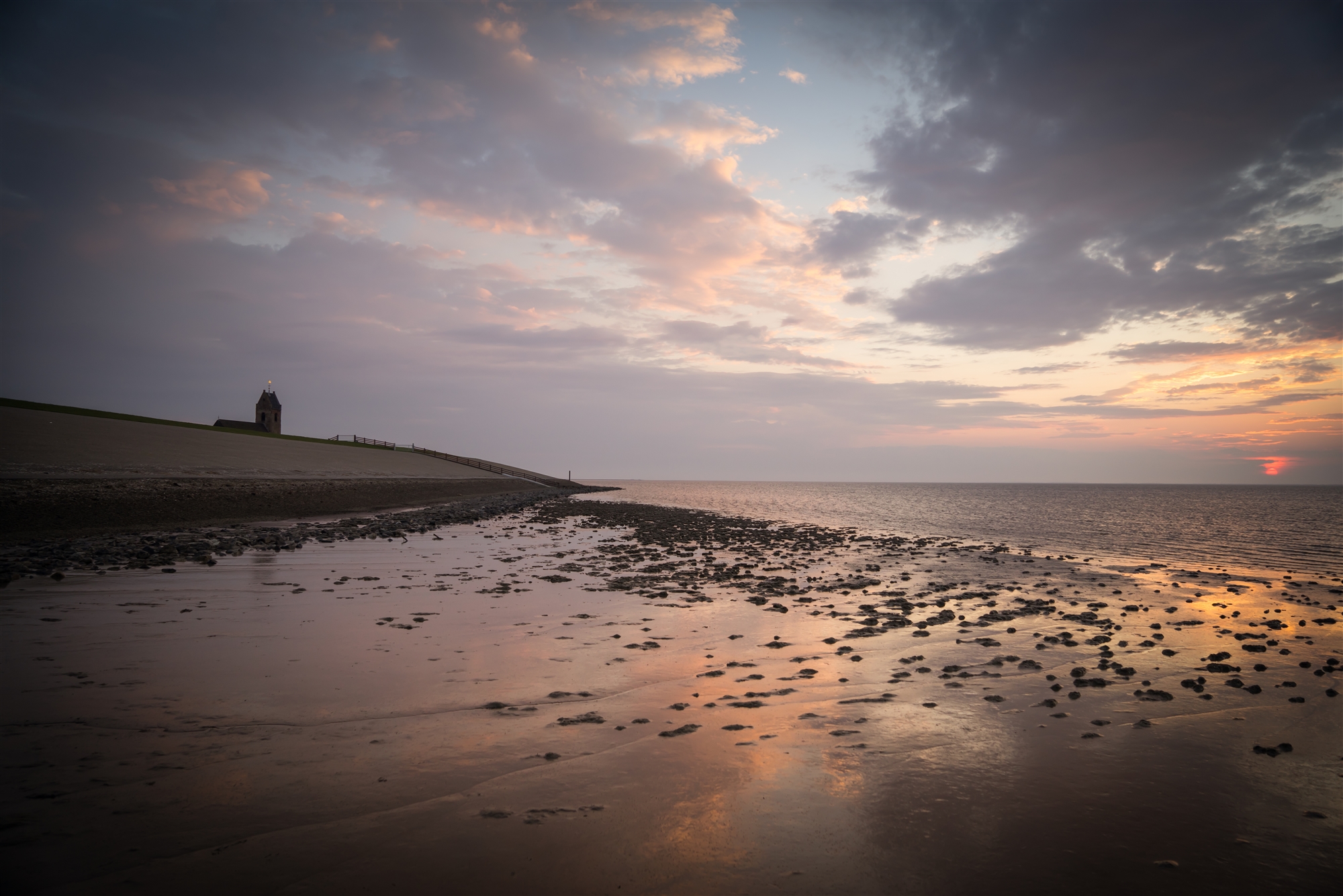 strand waddenzee kerk dijken zonsondergang vrijheid avond