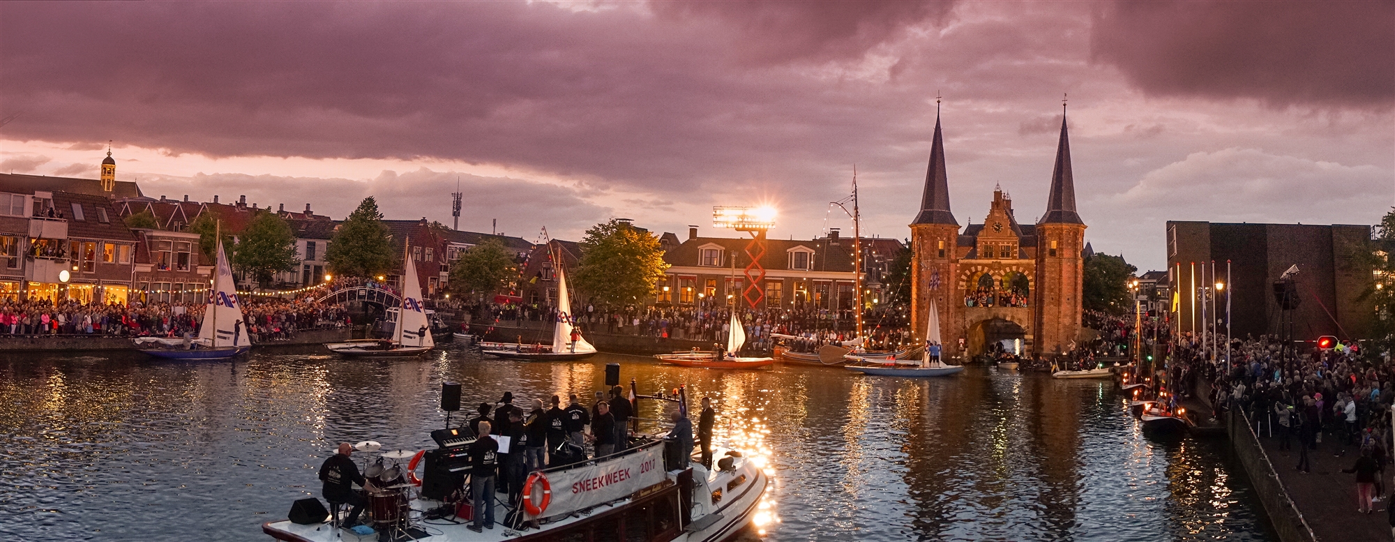 Sneek waterpoort zeilboten watersport gezelligheid nacht publiek ontspanning dorp Friesland wonen leven werken