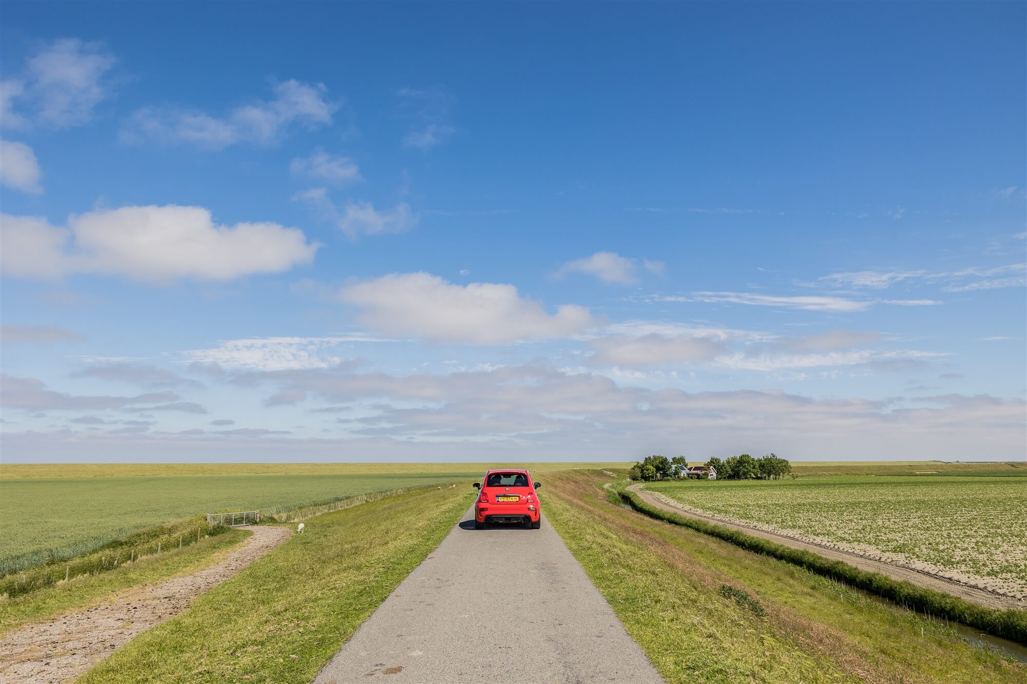 Weiland weg verkeer huizen wonen leven blauwe lucht wolken werken Friesland