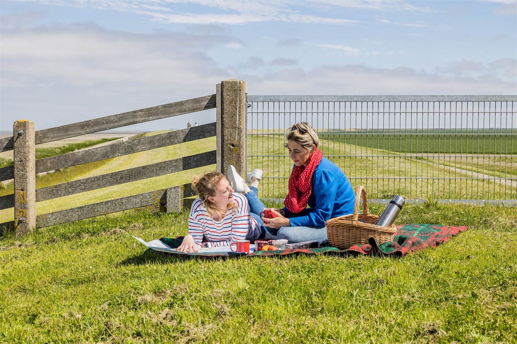 Picknicken gezelligheid ontspanning strand waddenzee blauwe lucht wolken genieten vrijheid Friesland weiland leven