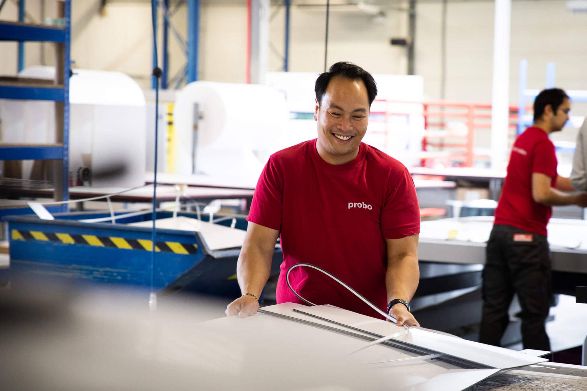 Werknemer Probo in een werkplaats