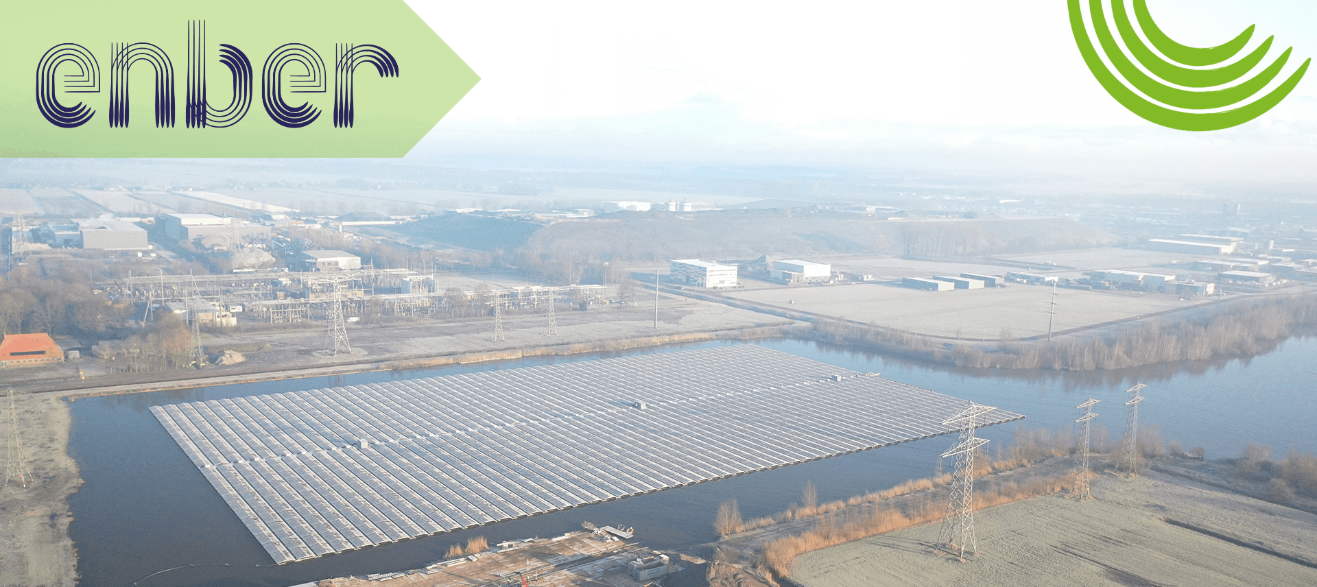 Enber zonnepark op het water bij industrieterrein