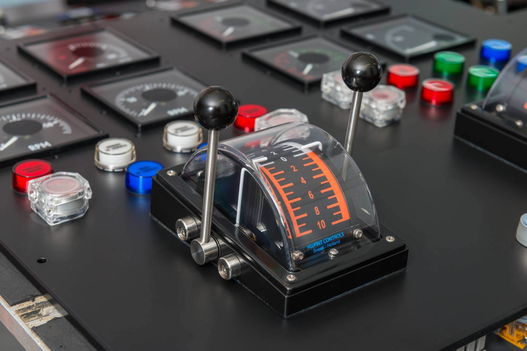 Nautische besturingskast met verschillende knoppen