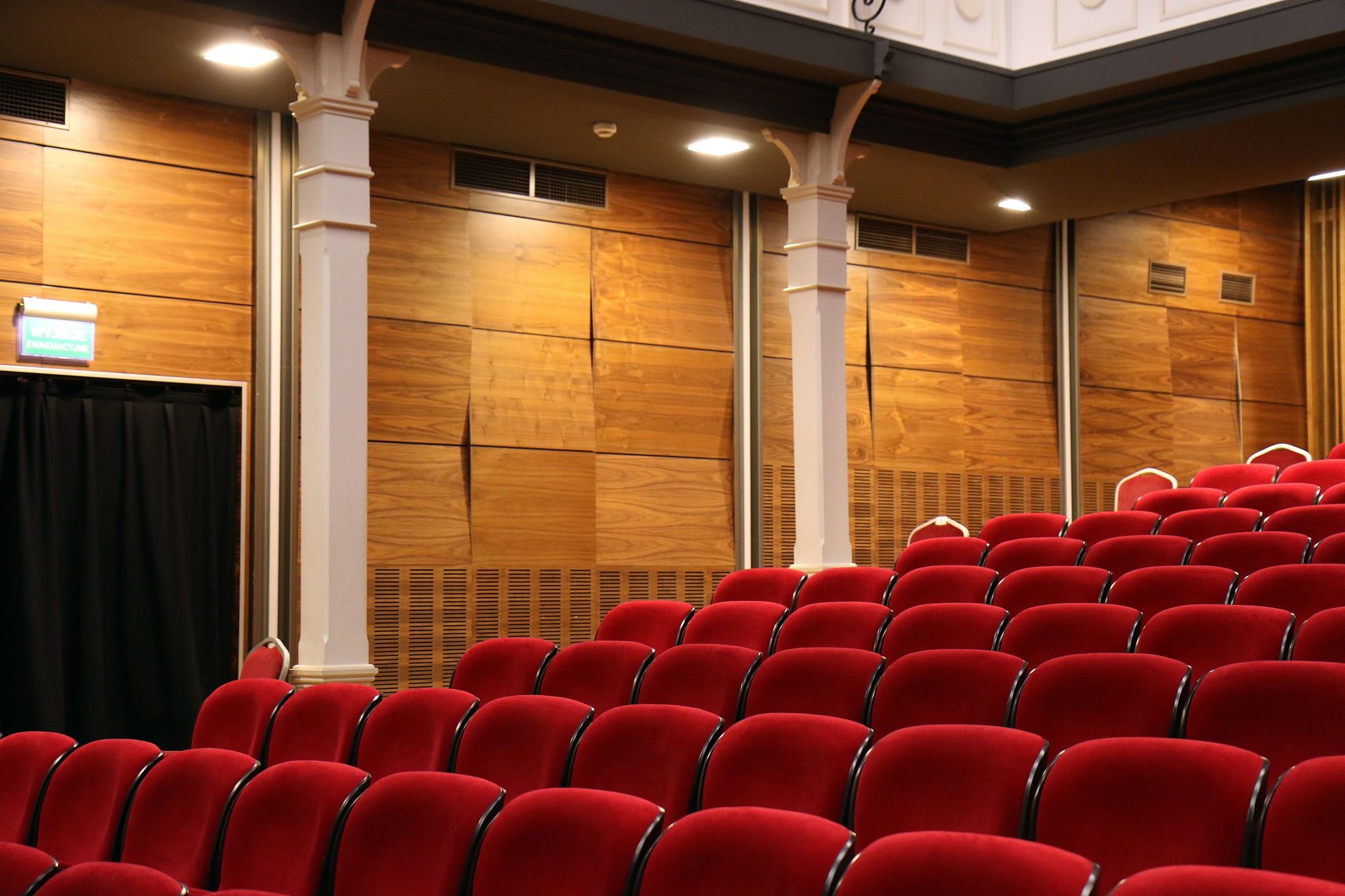 Theaterzaal met rode stoelen