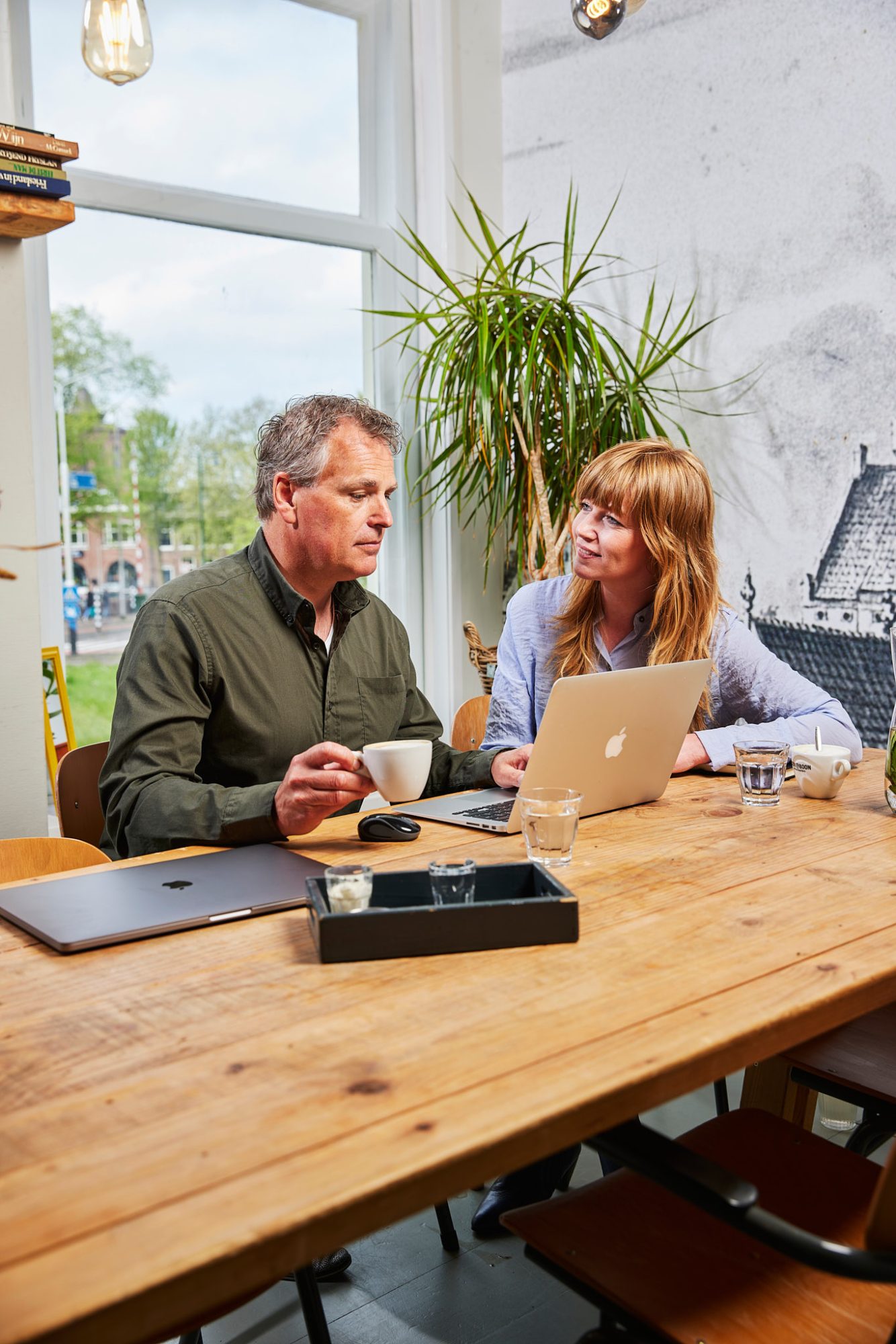 Overleg vrolijk werkgevers netwerken nieuwe inzichten