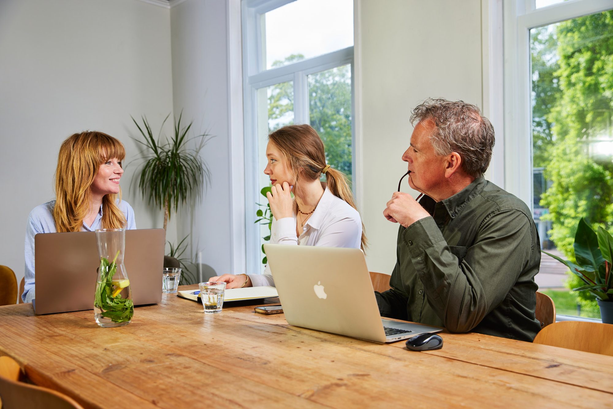 Bedrijfspresentatie nieuwe inzichten met laptops