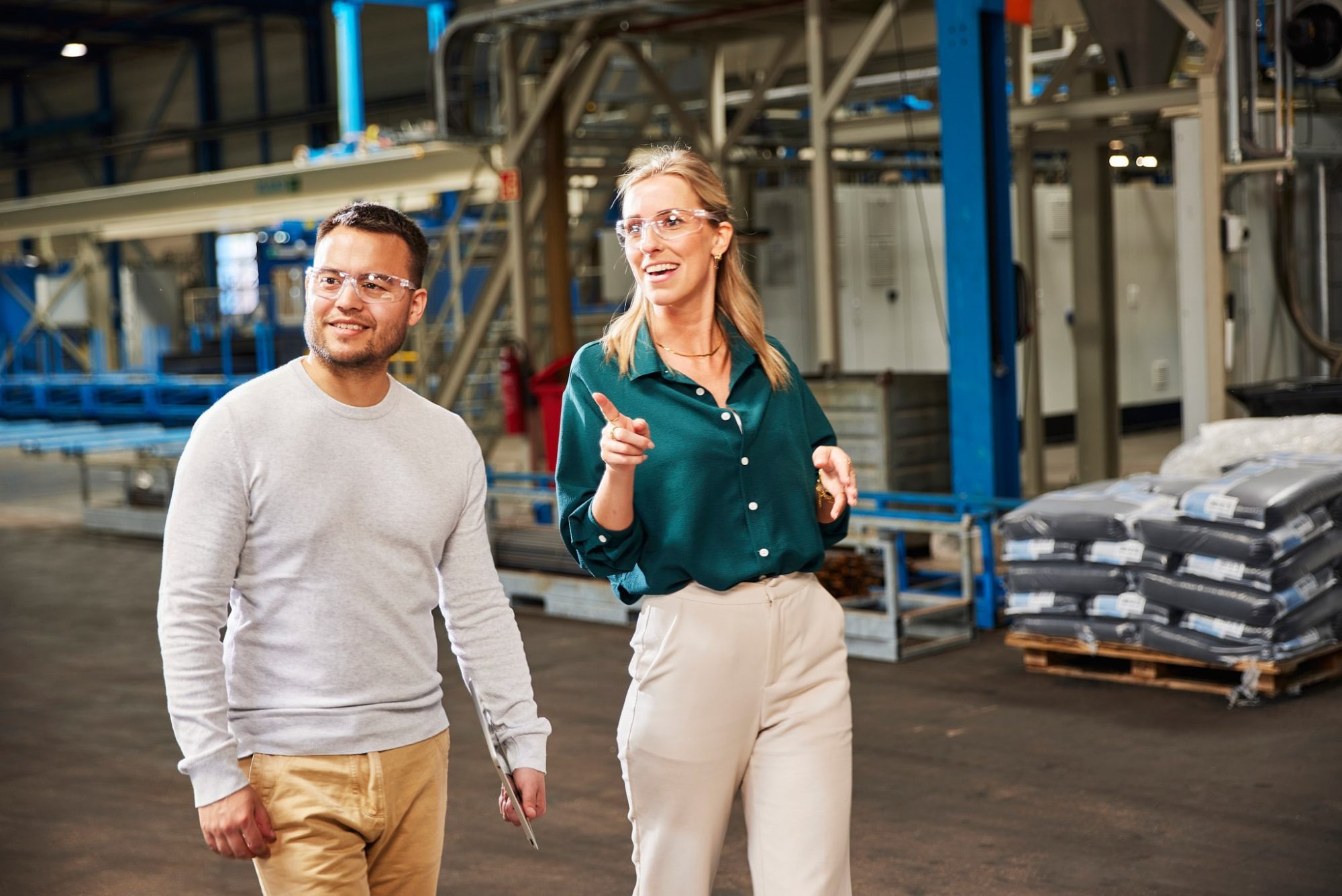 WRK werken in Friesland maakindustrie werkgever geeft rondleiding aan (potentiële) werknemer, collega