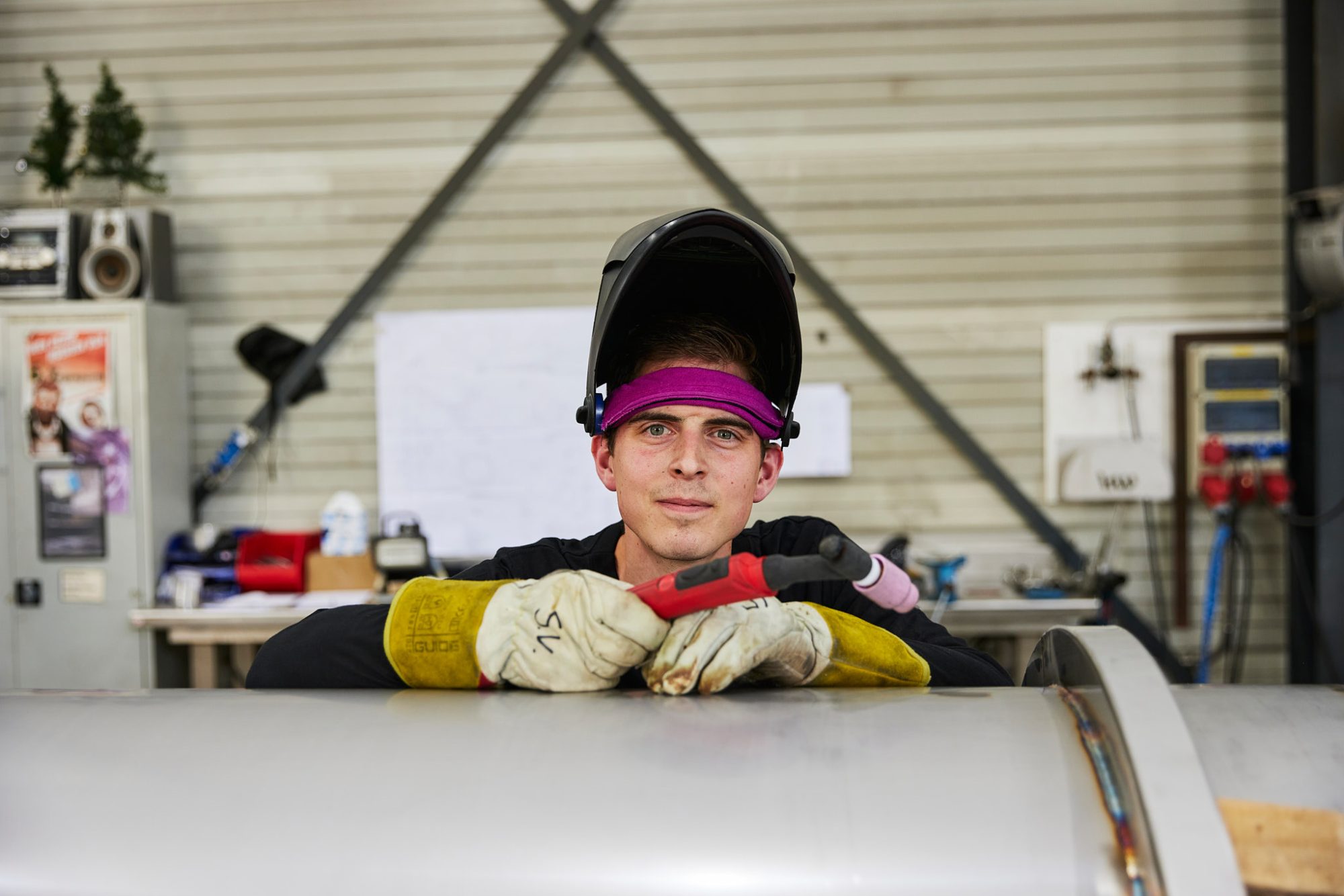 Netwerken bij bedrijfsbezoek man doet werkzaamheden