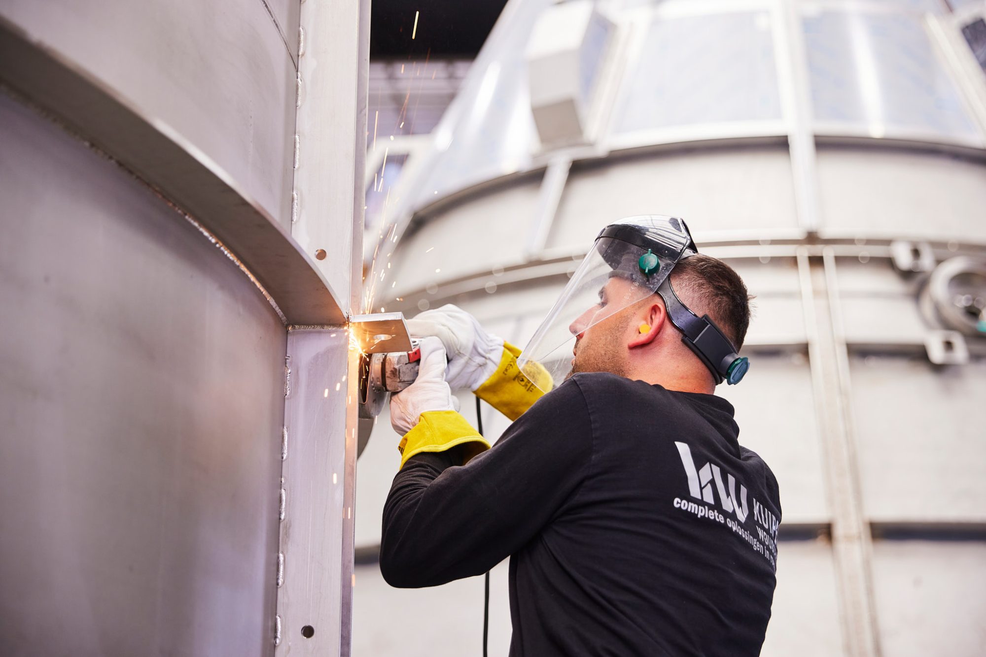 Netwerken bij bedrijfsbezoek man doet werkzaamheden met slijptol