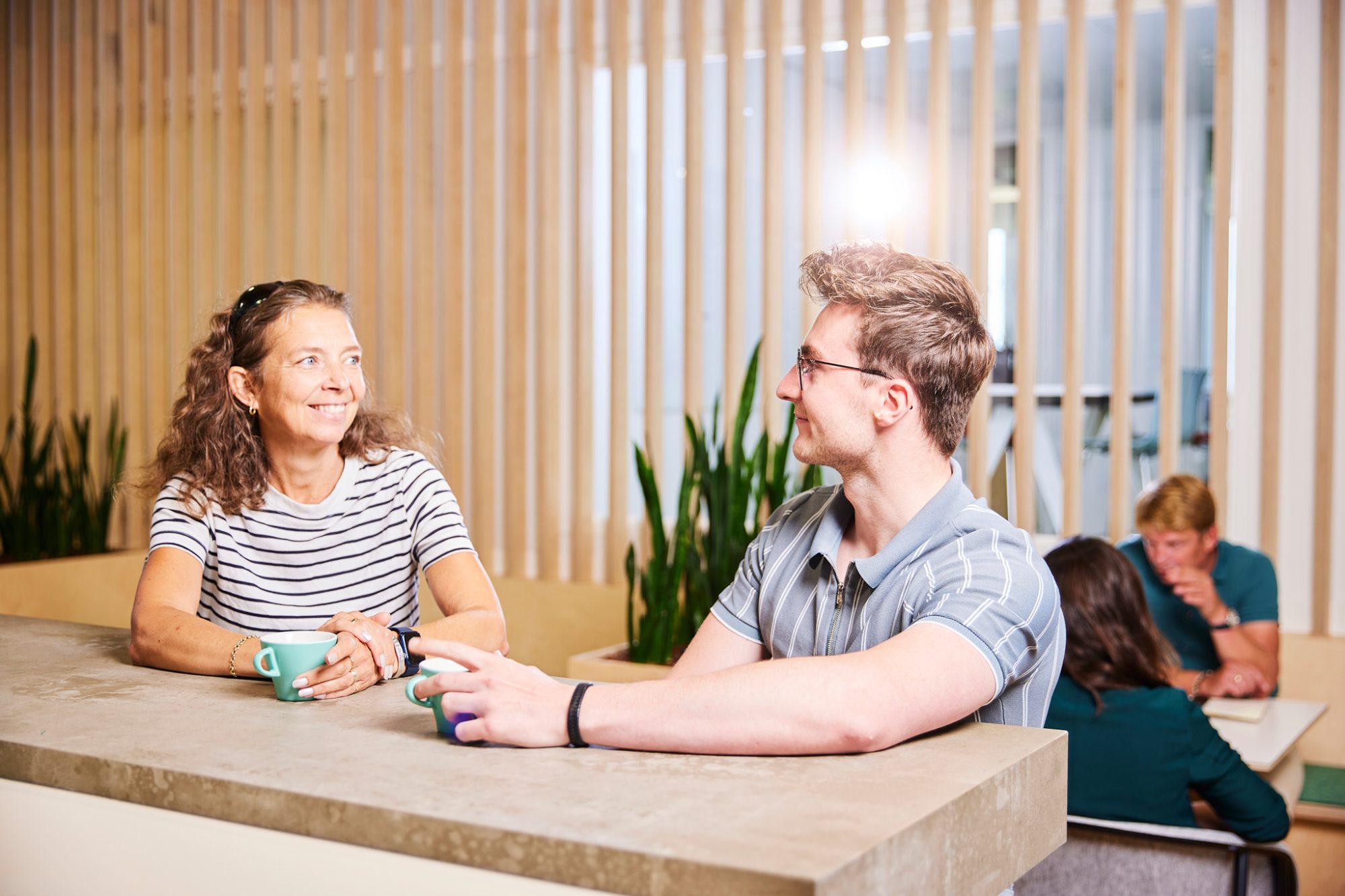 Bedrijfsgesprek informeel met kopje koffie gezelligheid een op een werkbezoek