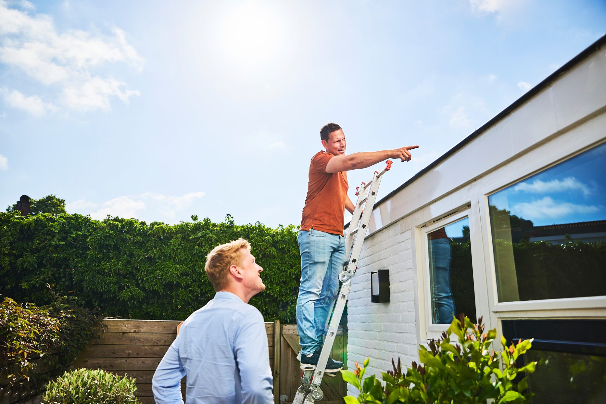 Buiten waarnemen op het dak ladder