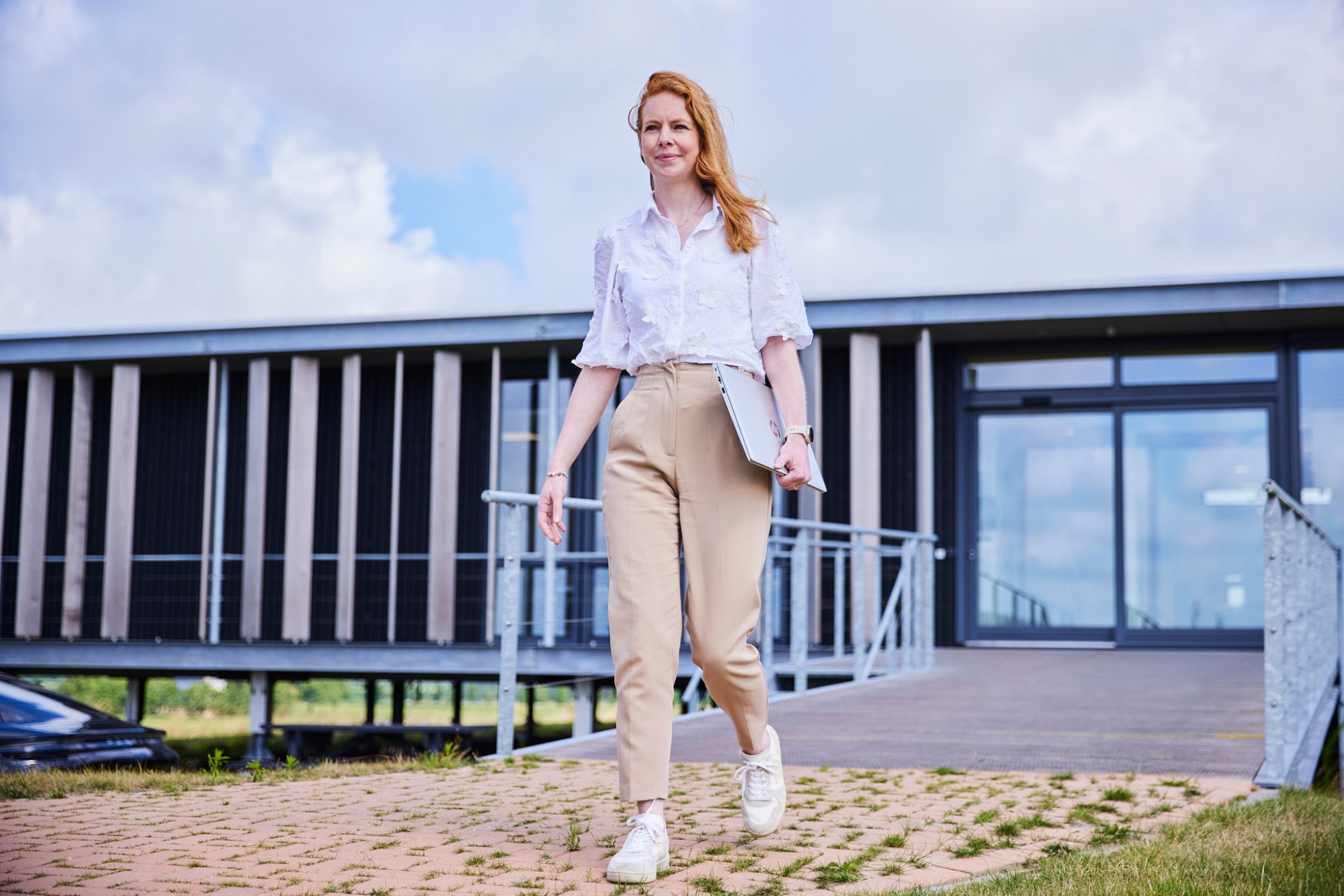 Petra Wassenaar salesmanager bij Ekwadraad groen netwerk gebouw buiten