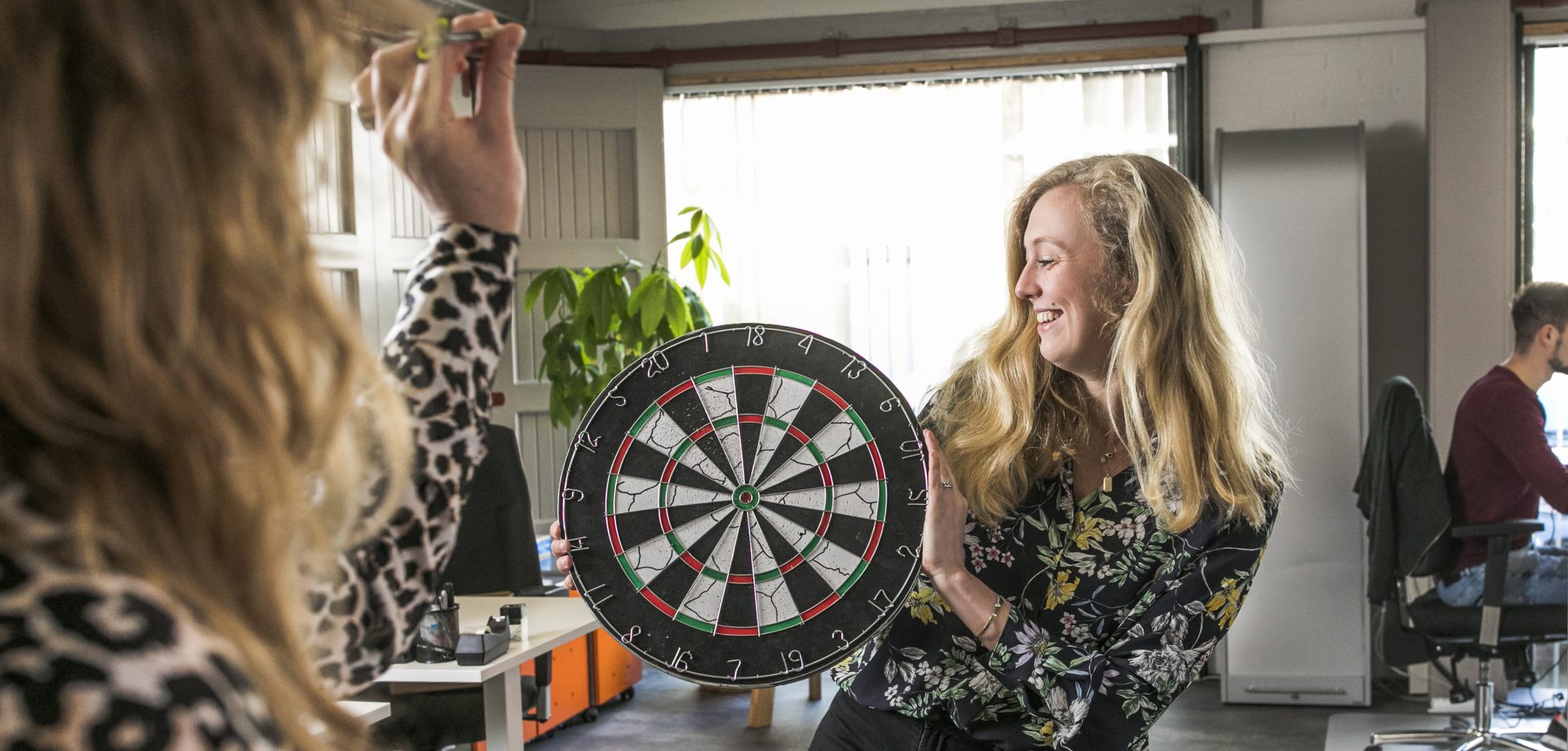 Vonc Communicatie dartpijl dartbord in kantoor gezelligheid schot in de roos
