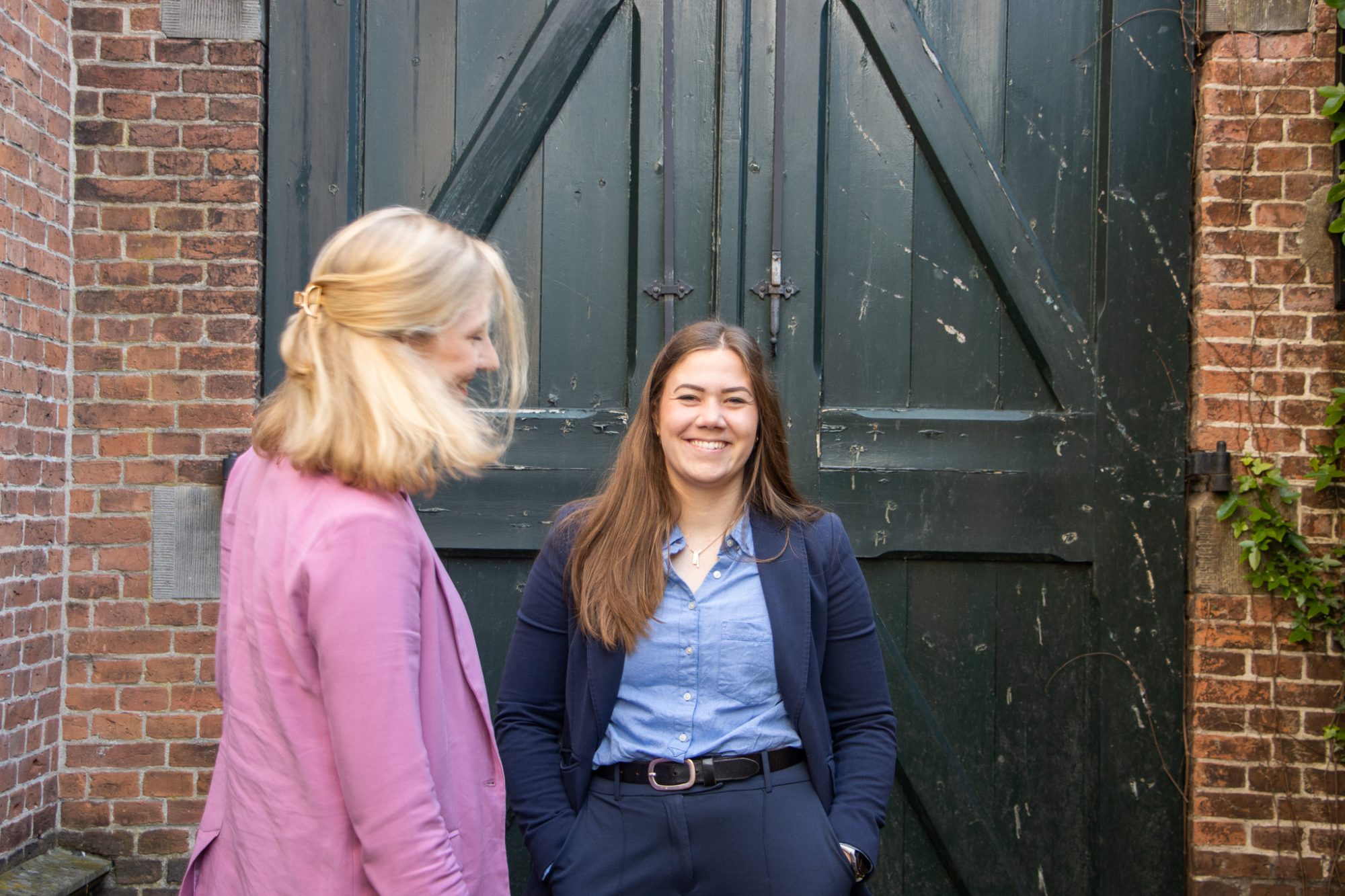 Zakelijke foto bij poort gezellig