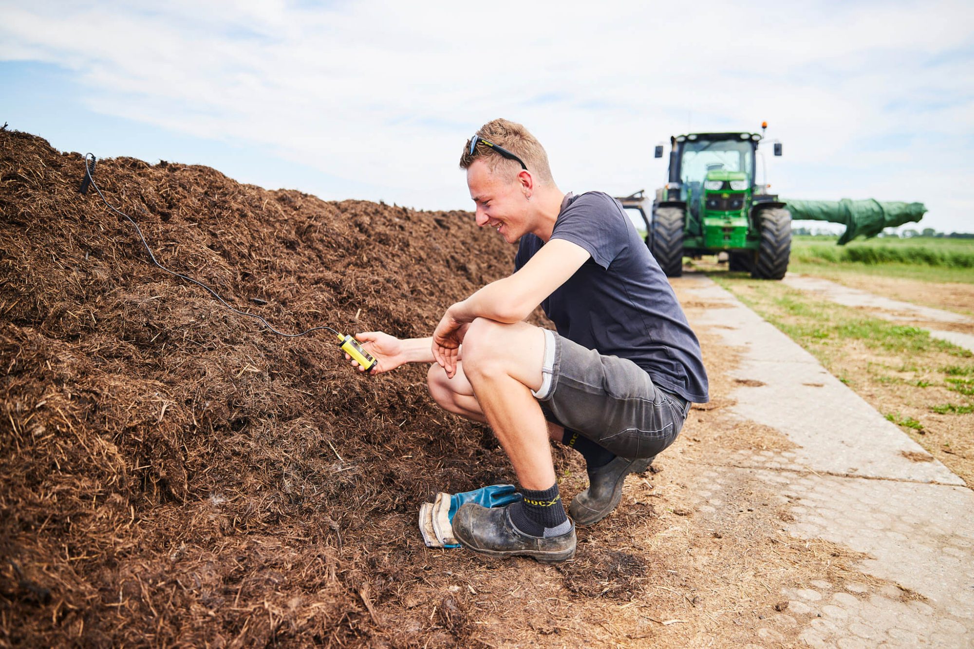 Trekkerreiden platteland natuur met je handen in de modder aanpakken
