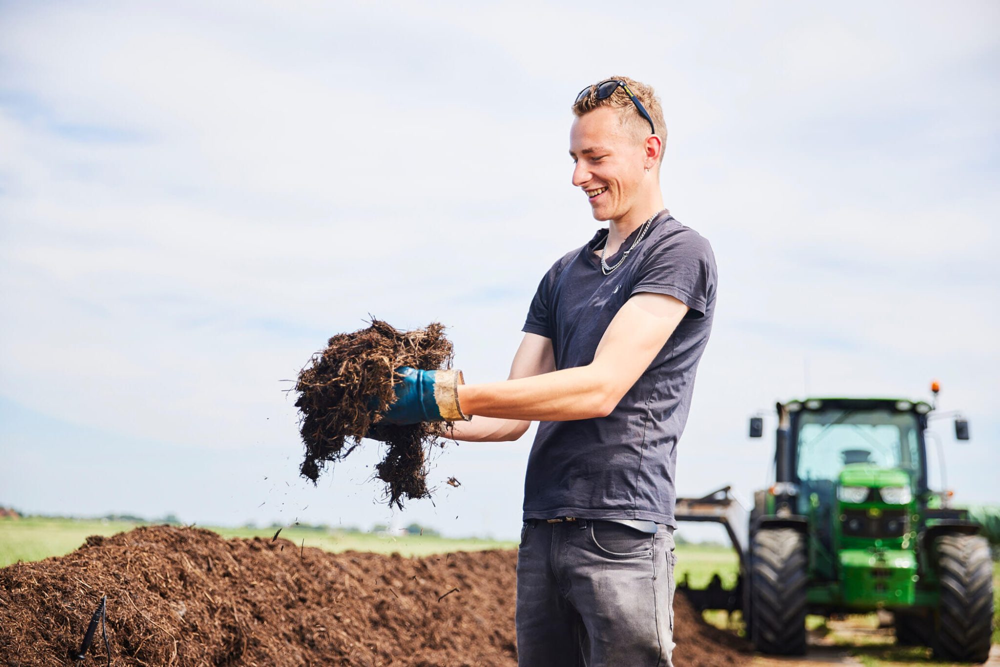 Trekker platteland friese natuur met je handen in de klei aanpakken recycling