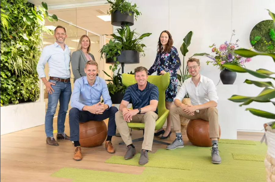 Donker groep over ons team header