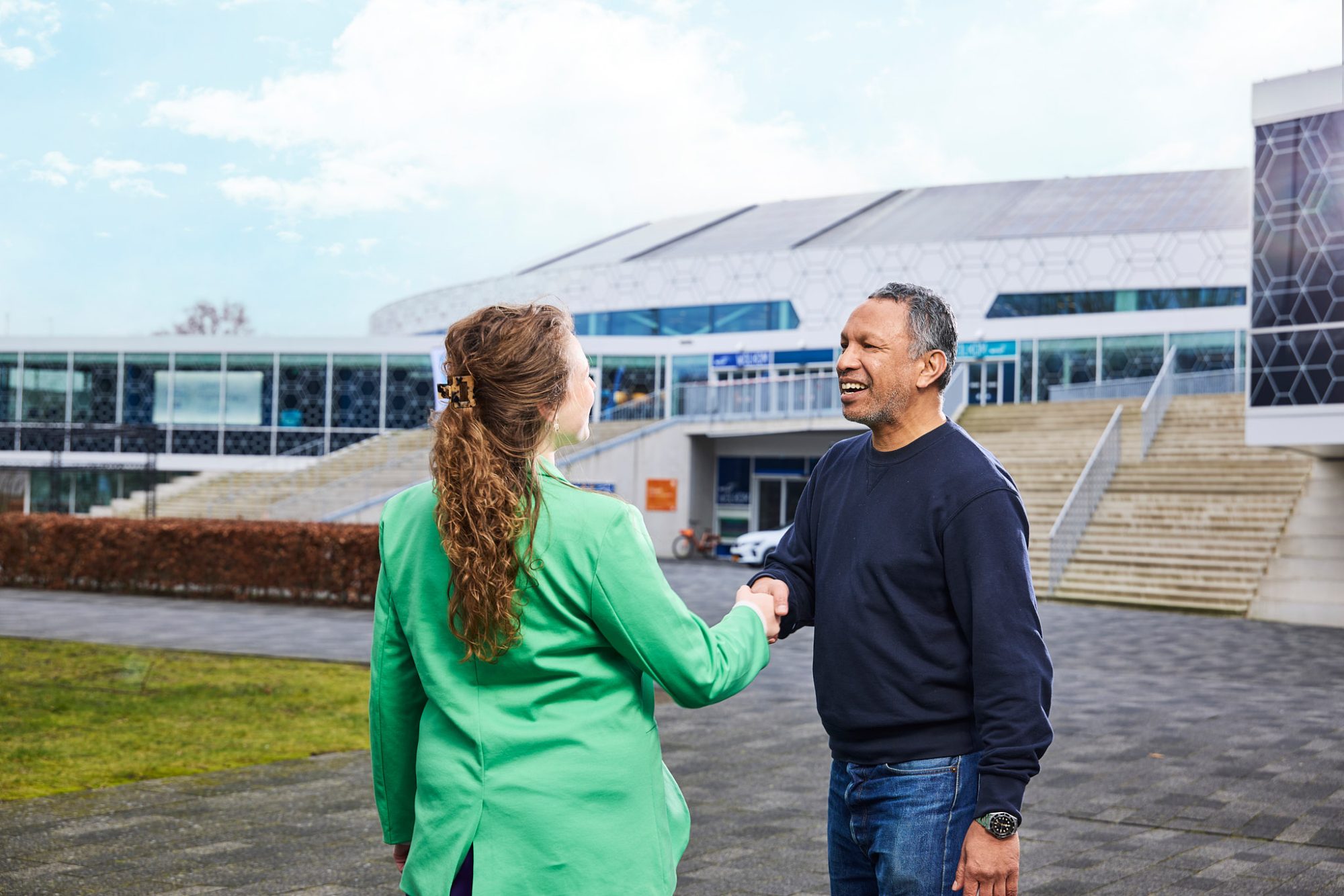 Ontmoeting werkgever en werknemer handen schudden
