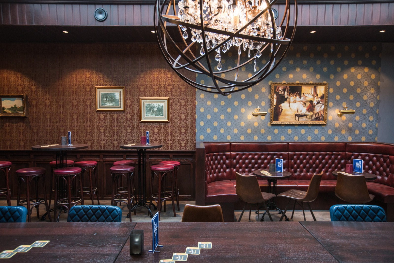 Grand Cafe Dikke van Dale interieur banken paars rood blauw