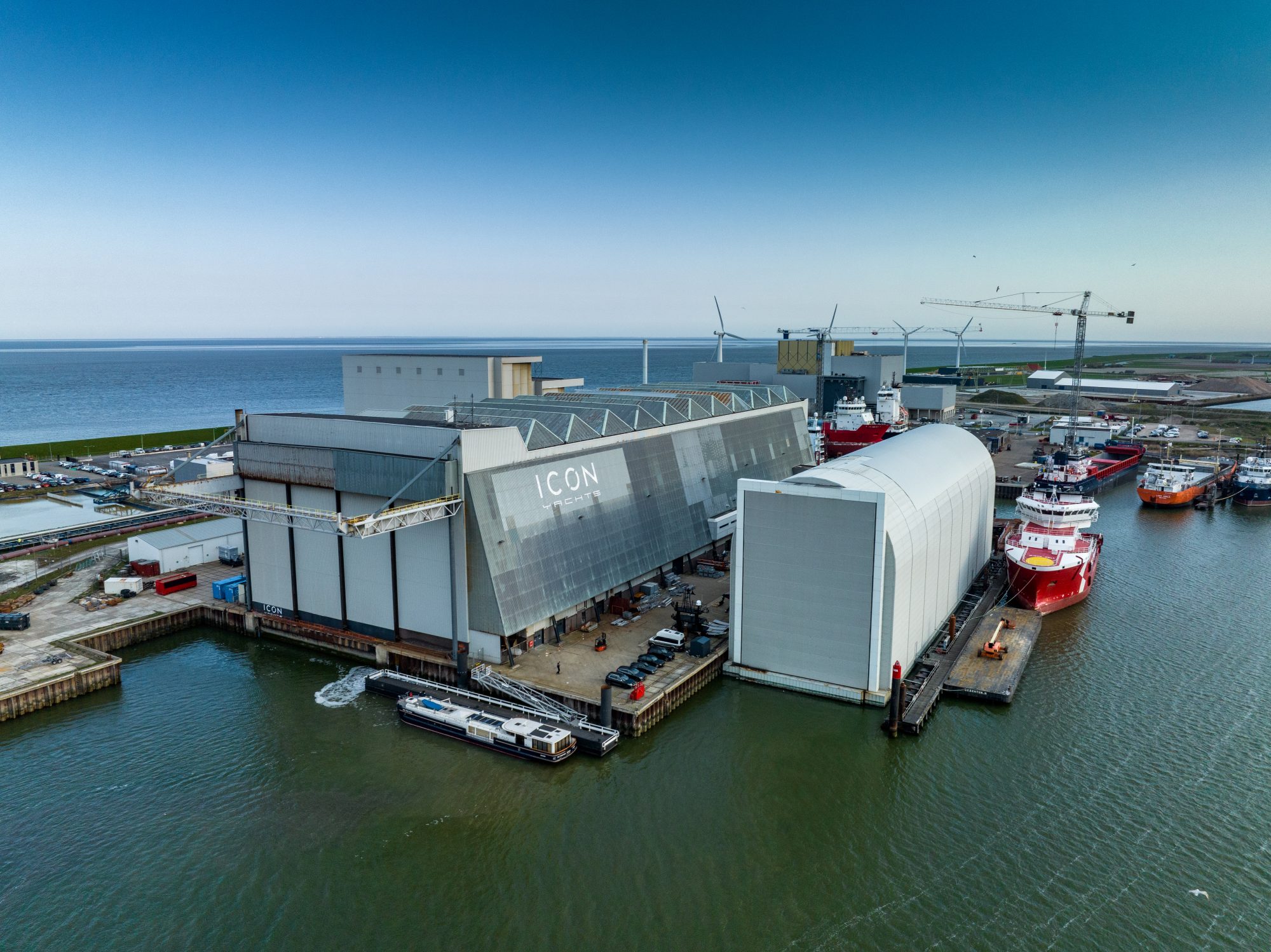 ICON Yachts drone shot locatie water