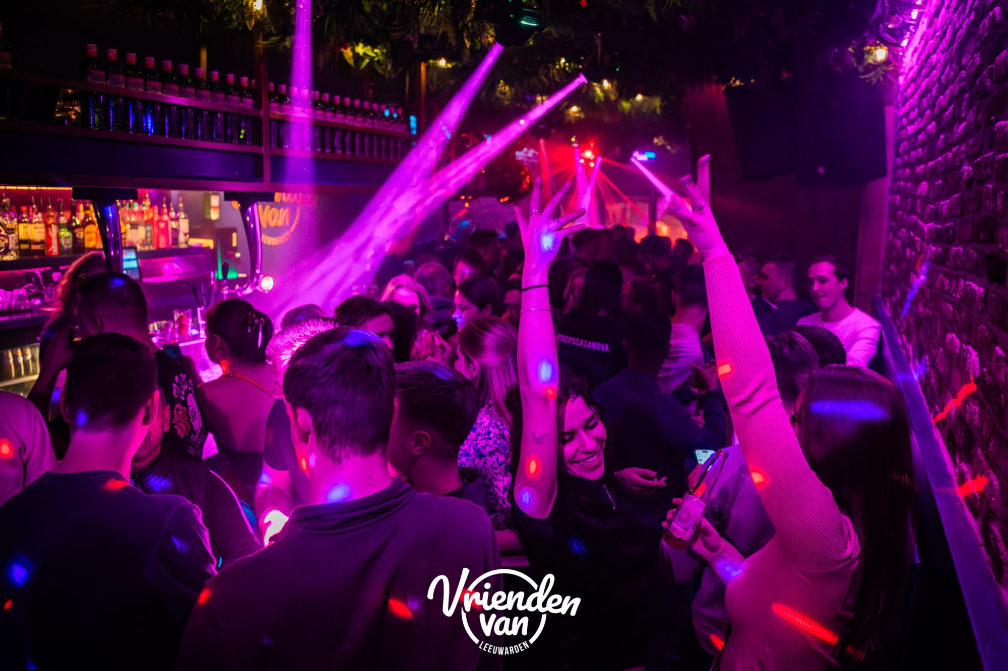 Vrienden van Leeuwarden dansen in de kroeg