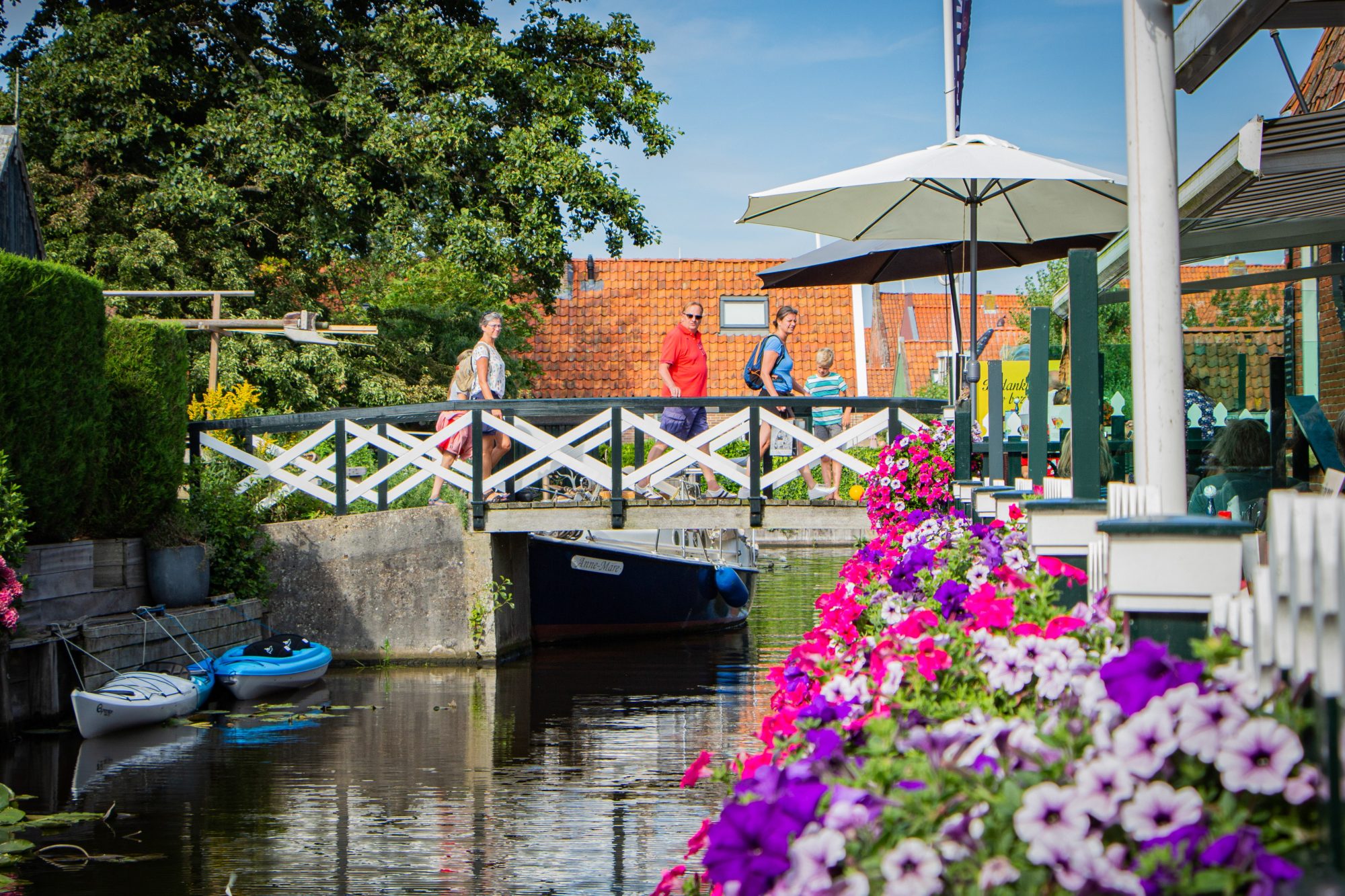 Hindeloopen Mensen Lopen Over Brug Bloemen Toerisme Zomer